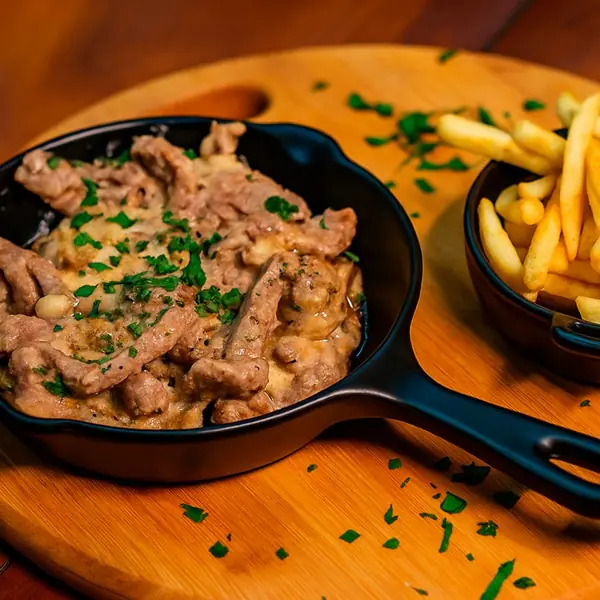Isca de Carne aos 3 Queijos com Fritas