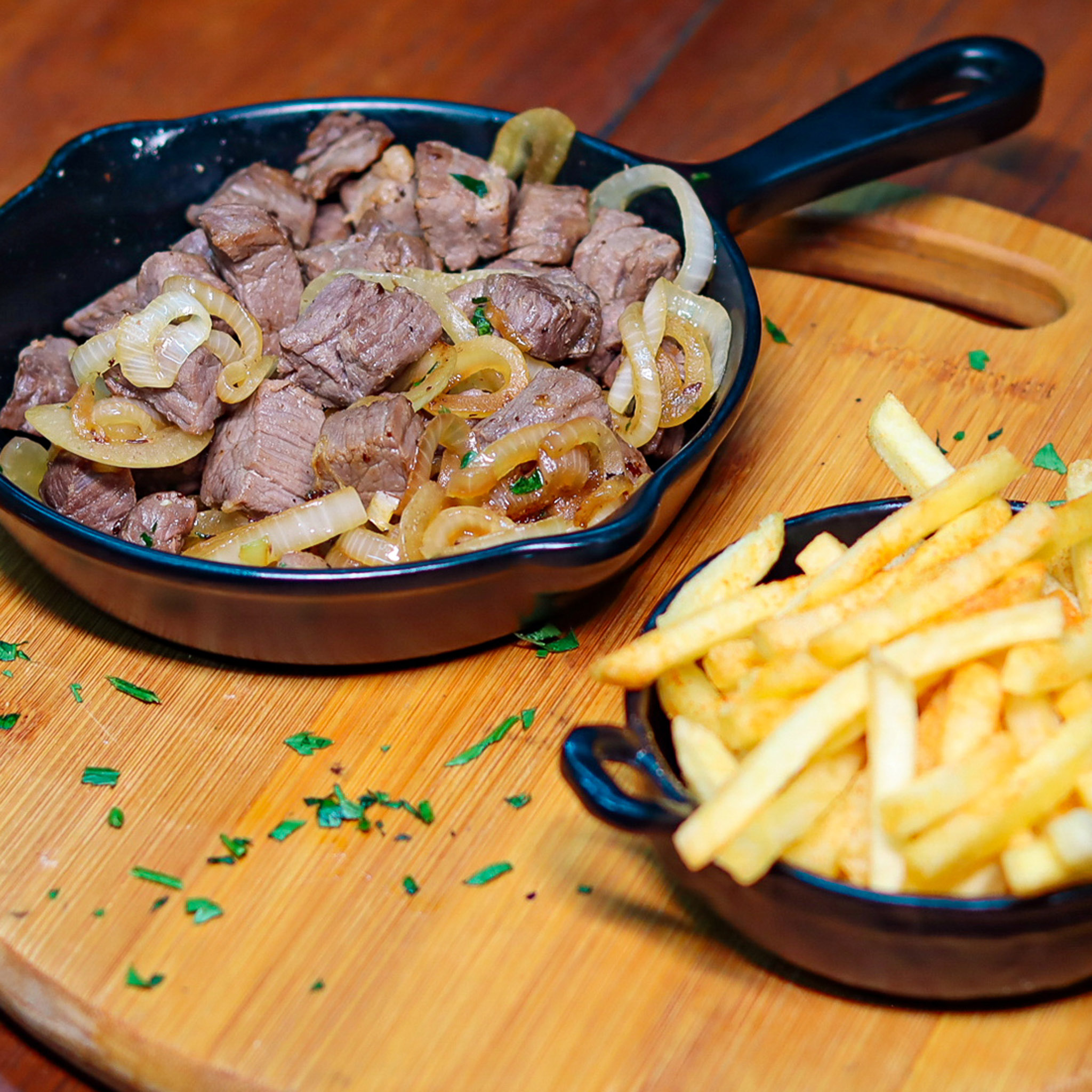 Carne de Sol Acebolada com Fritas