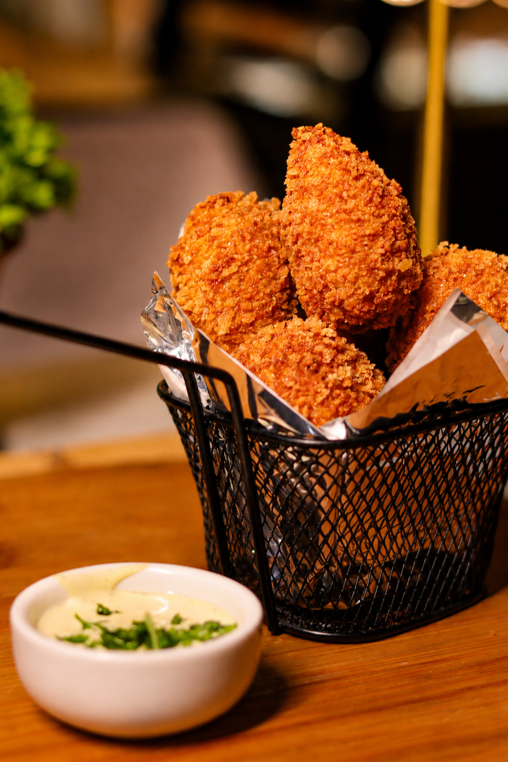 Mini coxinhas crocantes no cesto